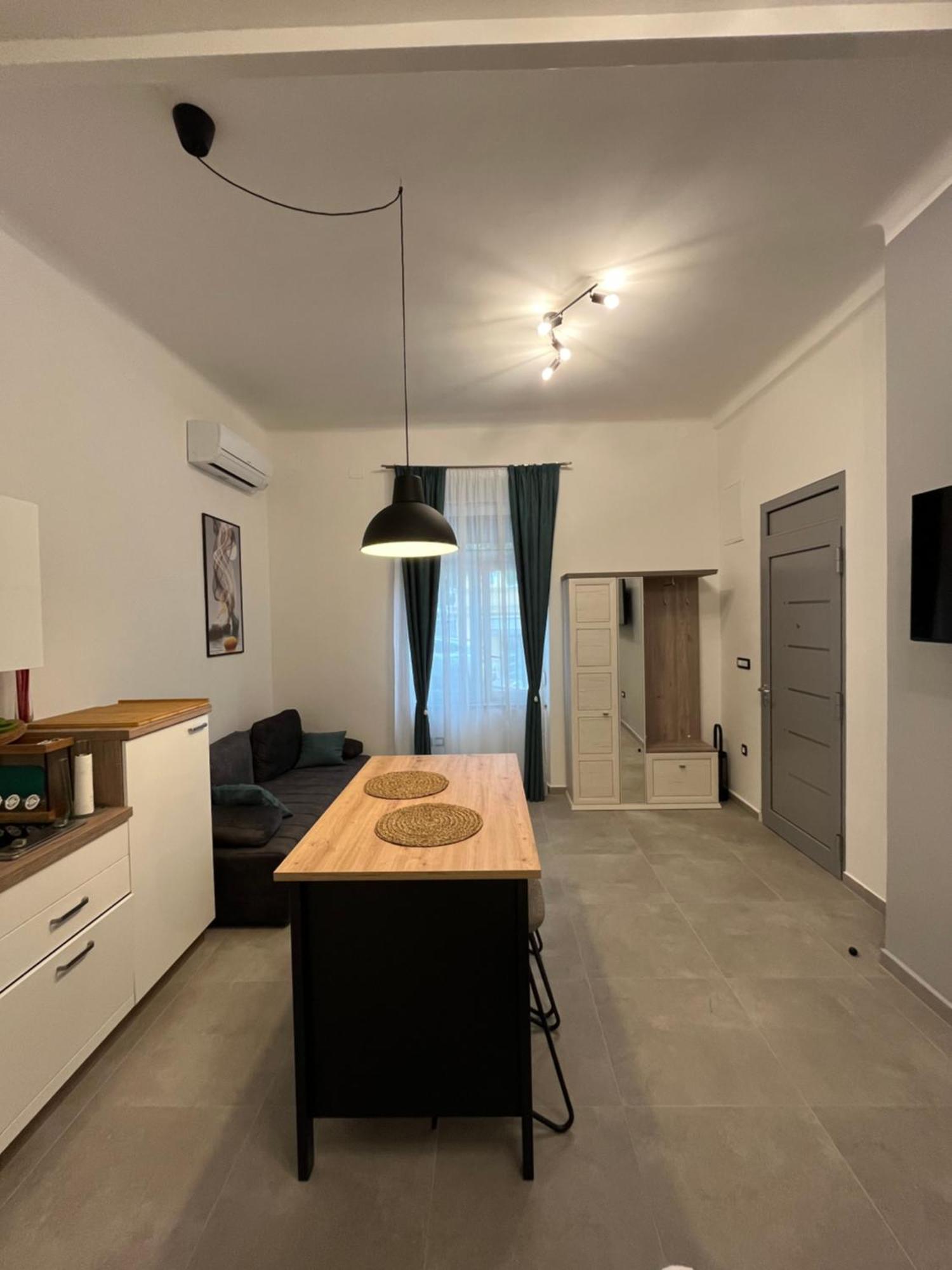 Viola, Apartment *