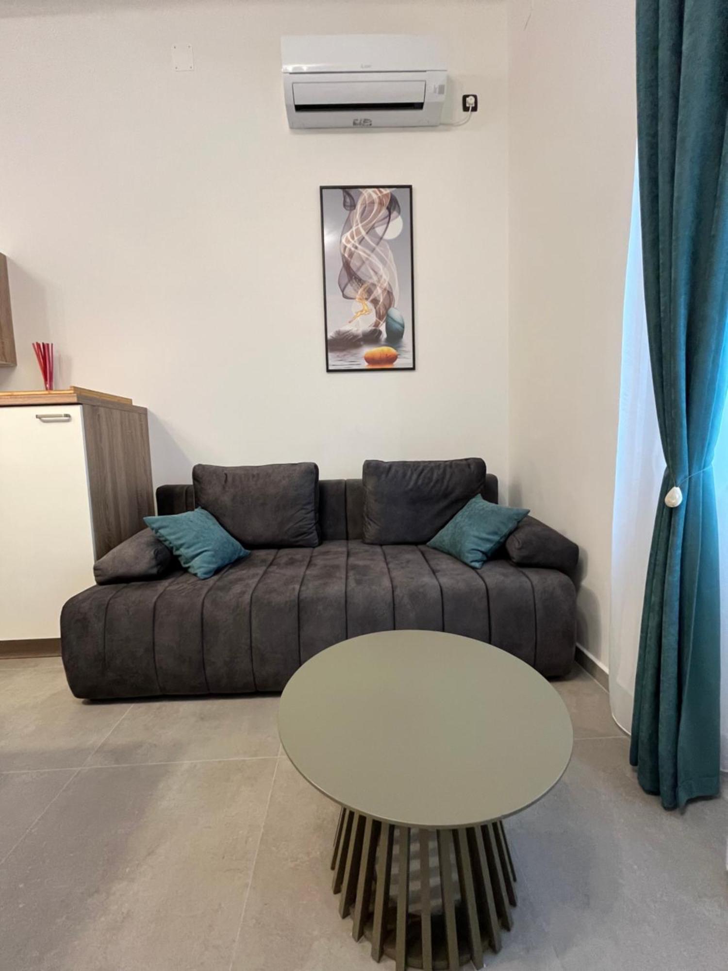 Viola, Apartment